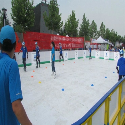 Açık Arka Bahçe Beyaz Mobil UHMWPE Sentetik Buz Hokeyi Paten Pisti Panelleri
