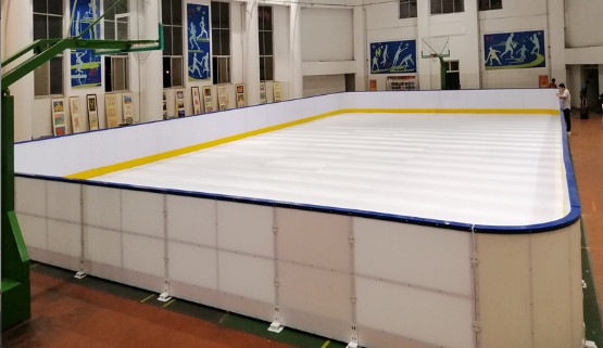 Çin'de yapılmış Bodrum buz sahası futbol sahası Kıyıdan Kıyıya taşınabilir sentetik UHMWPE levha buz sahası kiralama